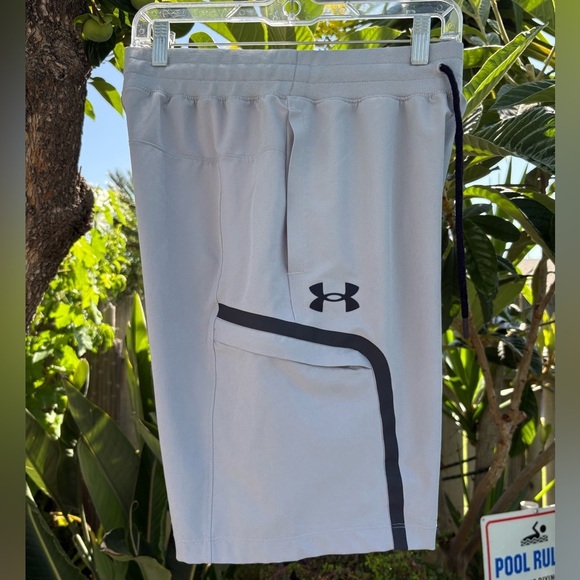 Under Armour Gray Elite Cargo Active Shorts Size Medium - Picture 1 of 7
